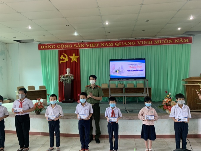 Đại diện Công an thị xã Phú Mỹ tặng smartphone cho học sinh Trường THCS Chu Văn An.