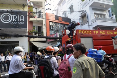 TPHCM: Bỏ cơm, lao ra khỏi nhà vì cháy lớn
