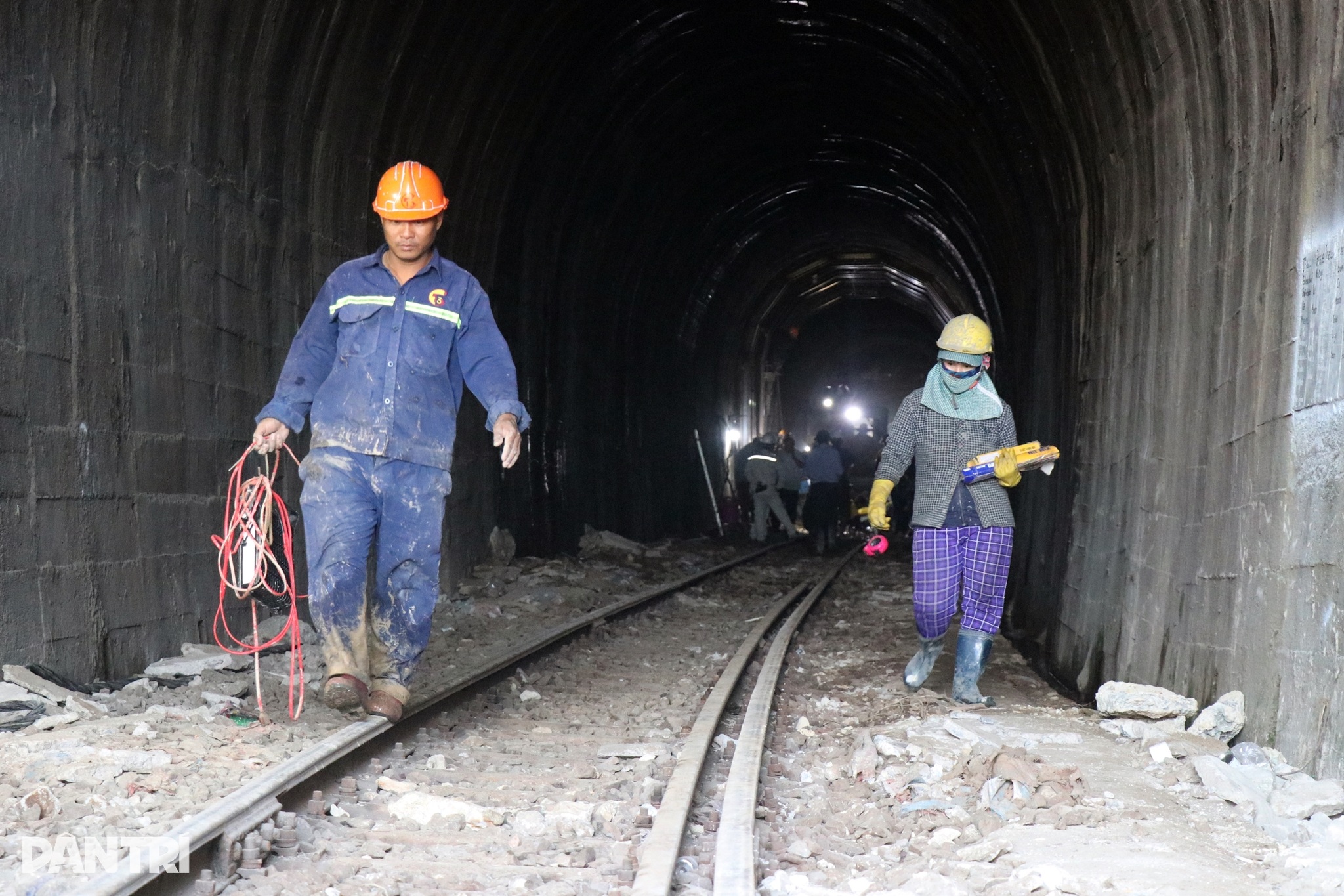 មើលដំបូលដែកបំបាក់ការបាក់ដីនៅផ្លូវរូងក្រោមដី Bai Gio - ១១ Xem vòm sắt vá điểm sạt lở trong hầm đường sắt Bãi Gió - 11