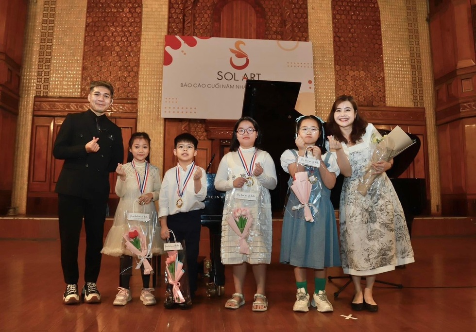 Bé Luyến Của để dành hé lộ kỷ niệm gọi mẹ bằng cô, tuổi thơ rất ít bạn - 7 Bé Luyến Của để dành hé lộ kỷ niệm gọi mẹ bằng cô, tuổi thơ rất ít bạn - 7