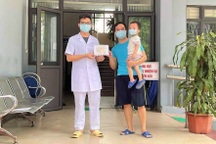 Bé trai 2 tuổi cùng bố xuất viện sau một tháng "chiến đấu" với Covid-19
