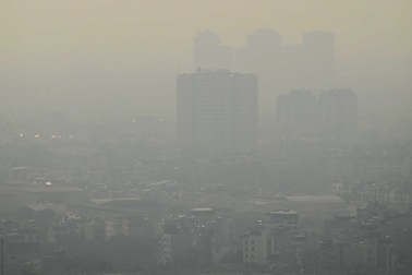 Không khí Hà Nội ô nhiễm nặng, sương mờ trắng đục phủ khắp Thủ đô