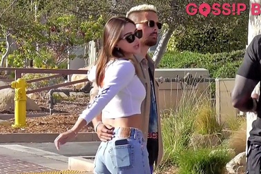 Amelia Hamlin khoe eo thon khi ra phố cùng bạn trai