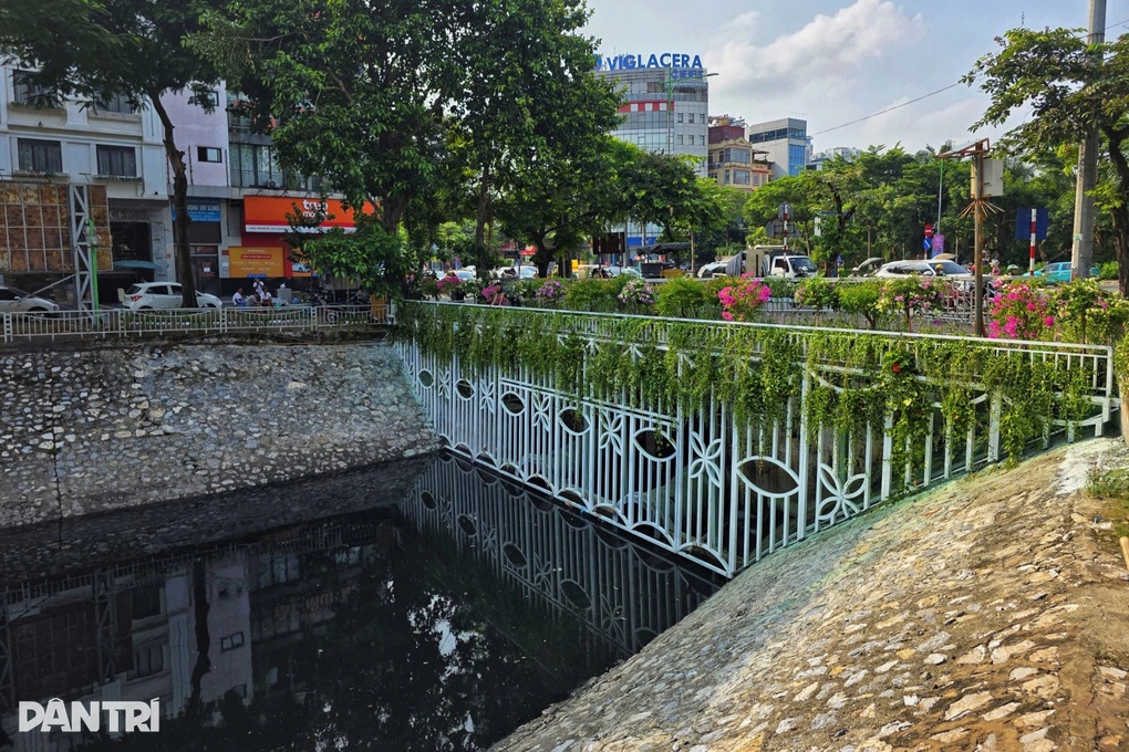 Vì sao nước thải vẫn chảy ra sông Tô Lịch khi trời mưa to? - 1 Vì sao nước thải vẫn chảy ra sông Tô Lịch khi trời mưa to? - 1
