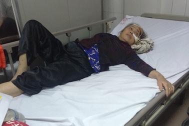 Húc đuôi xe tải, 9 người trên xế hộp nhập viện