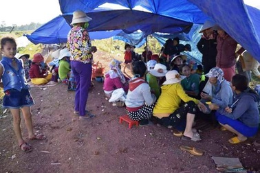 Dân trả xe công vụ sau khi chủ tịch huyện về đối thoại