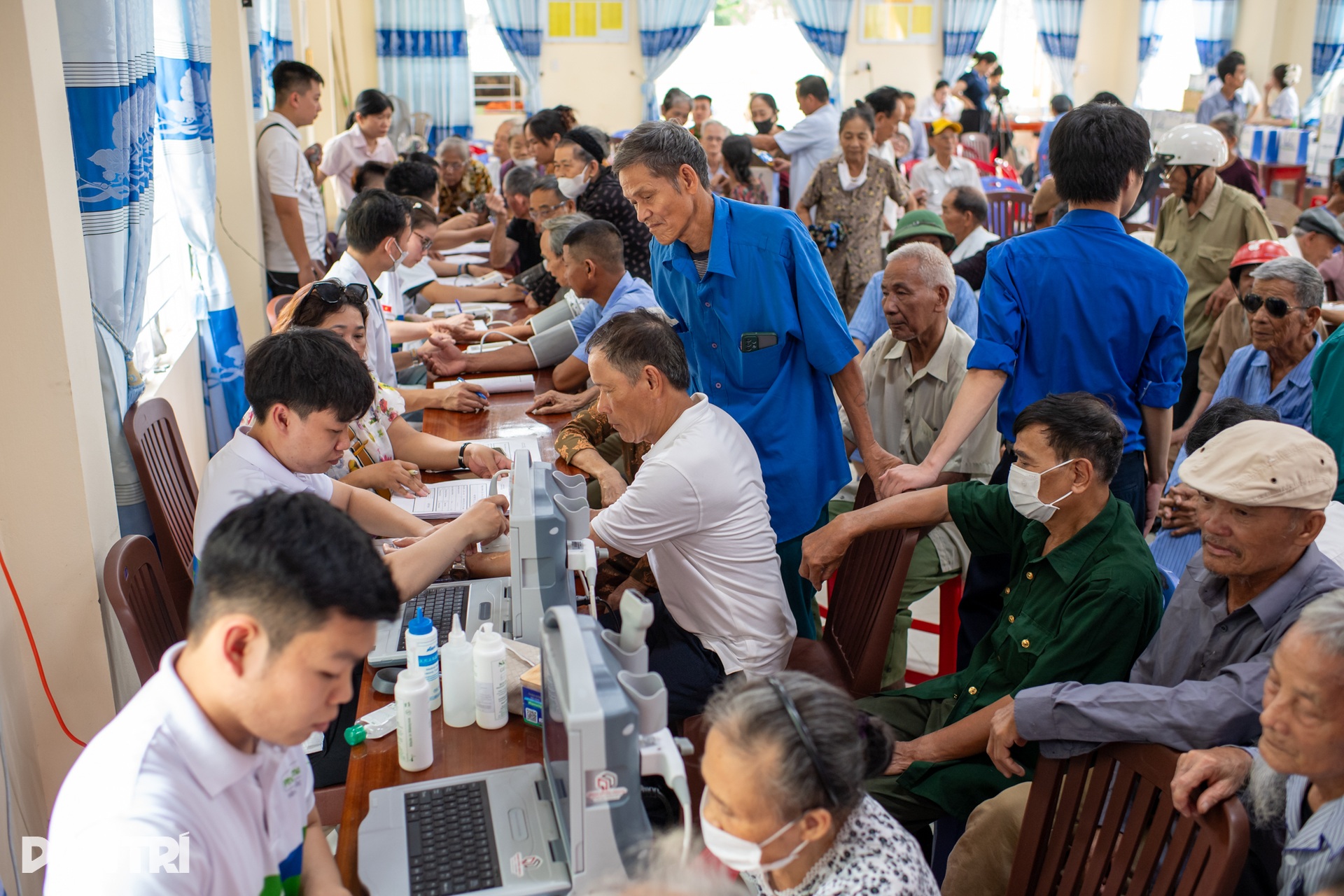Khám bệnh miễn phí, tặng quà tri ân gần 300 người có công tại Quảng Trị - 12 Khám bệnh miễn phí, tặng quà tri ân gần 300 người có công tại Quảng Trị - 12