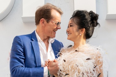 Diva Hồng Nhung tình tứ cùng người yêu ngoại quốc trên thảm đỏ