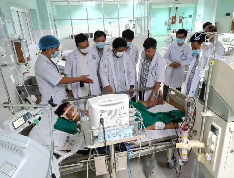 Bác sĩ Chợ Rẫy lên Kon Tum cứu nạn nhân vụ xe khách rơi xuống vực - 3 Bác sĩ Chợ Rẫy lên Kon Tum cứu nạn nhân vụ xe khách rơi xuống vực - 3
