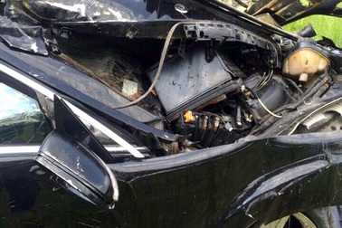 Hình ảnh chiếc Mercedes biến dạng sau cú bay lộn vòng tại trạm thu phí