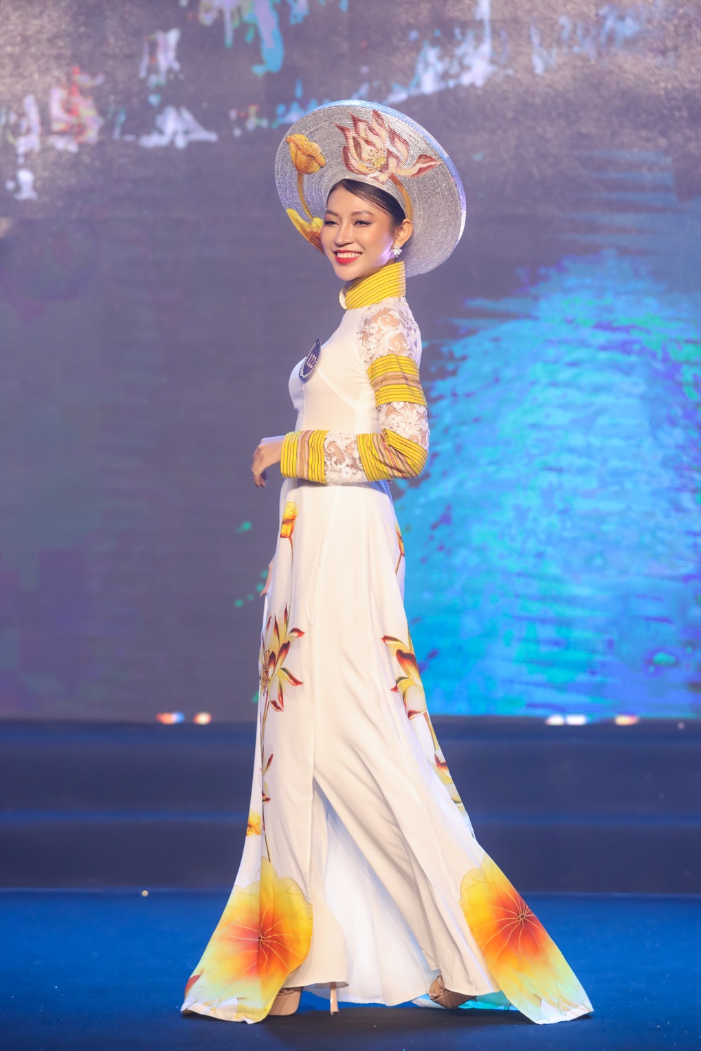 Người đẹp Hoa khôi Nam bộ 2022 bỡ ngỡ khi lần đầu diễn thời trang - 4 Người đẹp Hoa khôi Nam bộ 2022 bỡ ngỡ khi lần đầu diễn thời trang - 4