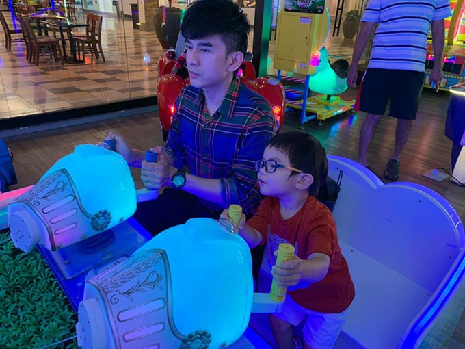Mới 3 tuổi đã đòi bỏ nhà đi để mẹ hốt hoảng gọi điện cầu cứu, con trai Đan Trường lại khiến dân tình đổ rào rào vì lý do đáng yêu hết nấc - Ảnh 4. Mới 3 tuổi đã đòi bỏ nhà đi để mẹ hốt hoảng gọi điện cầu cứu, con trai Đan Trường lại khiến dân tình đổ rào rào vì lý do đáng yêu hết nấc - Ảnh 4.