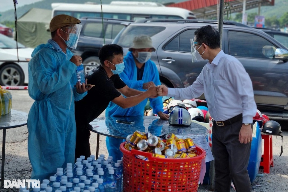 Bí thư Đà Nẵng trao chìa khóa xe máy tặng người dân đang trên đường về quê - 2 Bí thư Đà Nẵng trao chìa khóa xe máy tặng người dân đang trên đường về quê - 2