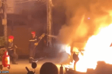 Ngôi nhà 5 tầng vắng chủ bốc cháy ngùn ngụt