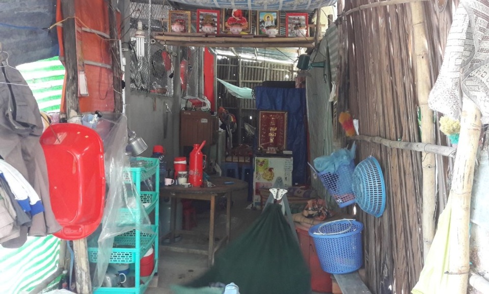 Thương cảnh gia đình bệnh tật sống trong căn nhà như chòi chăn vịt - 3 Thương cảnh gia đình bệnh tật sống trong căn nhà như chòi chăn vịt - 3