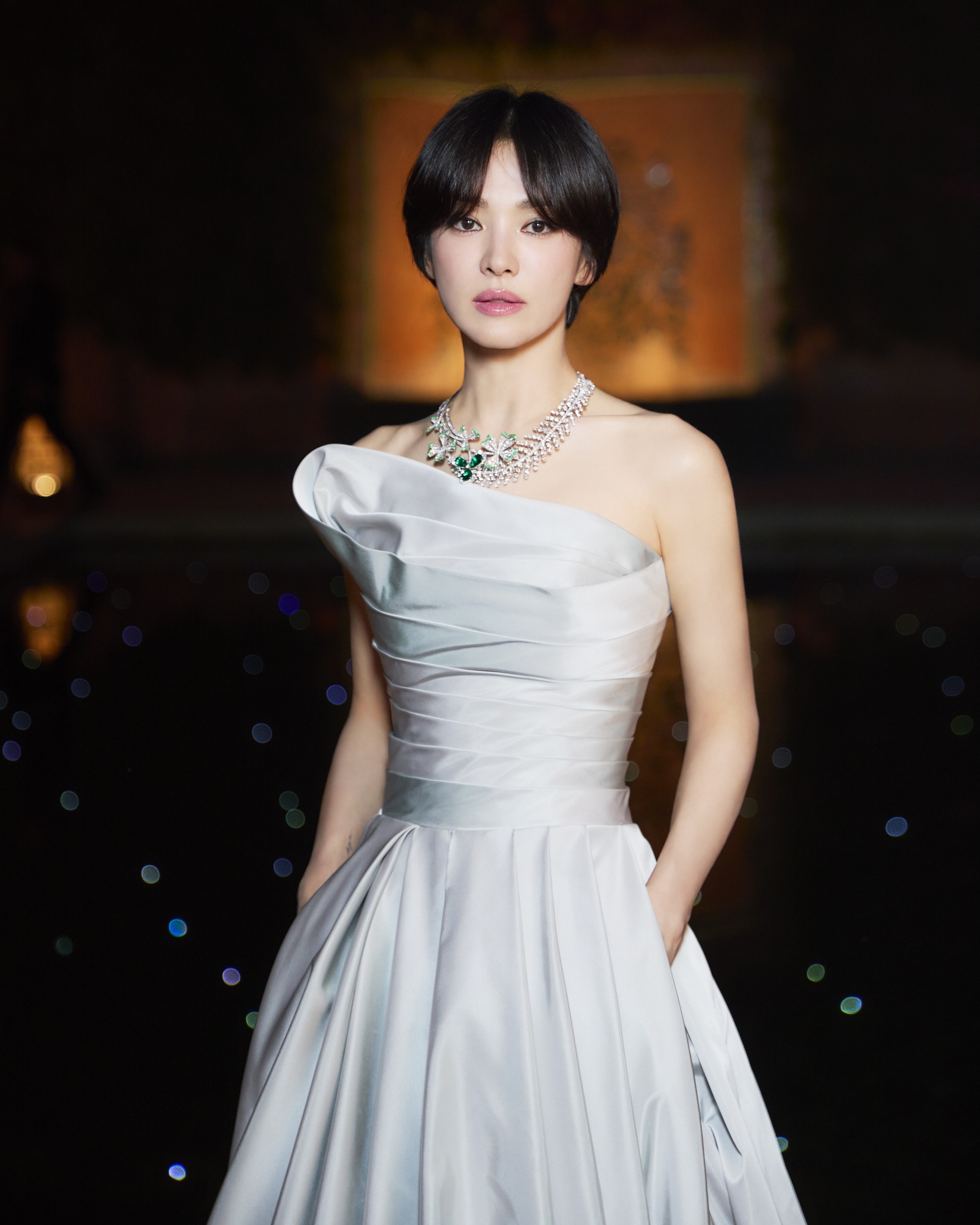 سونغ هي كيو ترتدي فستانًا مثيرًا بدون حمالات، مما يُظهر جمالها الخالد - 3 Song Hye Kyo diện váy cúp ngực gợi cảm, khoe nhan sắc không tuổi - 3