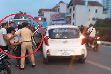 Nam thanh niên đâm gãy chân CSGT được bố đưa ra đầu thú