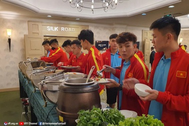 Nữ chủ quán nấu canh cua cho U23 Việt Nam tại Uzbekistan