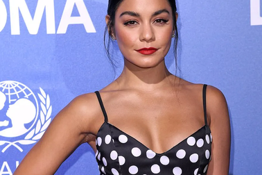 Vanessa Hudgens diện váy trễ nải khoe ngực đầy đặn