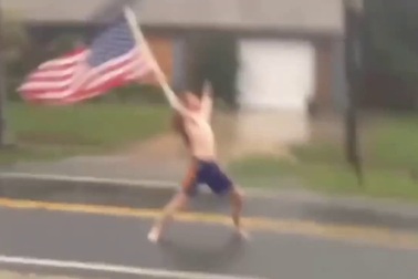 Dân mạng phát sốt với video "người hùng" mang cờ Mỹ đối mặt với bão Matthew