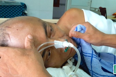 Người vợ nghèo bất lực nhìn chồng cận kề cái chết trên giường bệnh