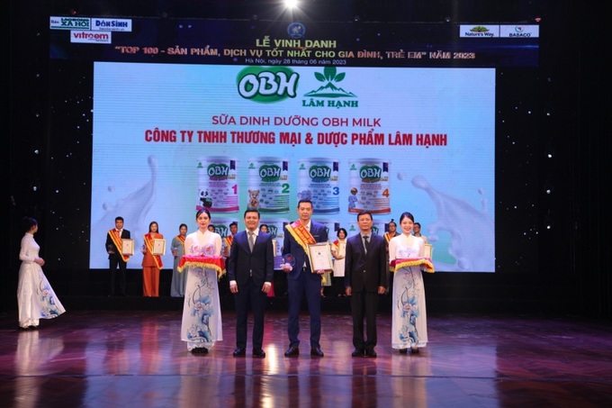 Đại diện Công ty TNHH Thương mại và Dược phẩm Lâm Hạnh nhận vinh danh “Top 100 - sản phẩm, dịch vụ tốt nhất cho gia đình và trẻ em” năm 2023.
