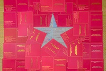 Chàng trai cụt một tay "vẽ" lá cờ Tổ quốc từ 30 giấy chứng nhận hiến máu