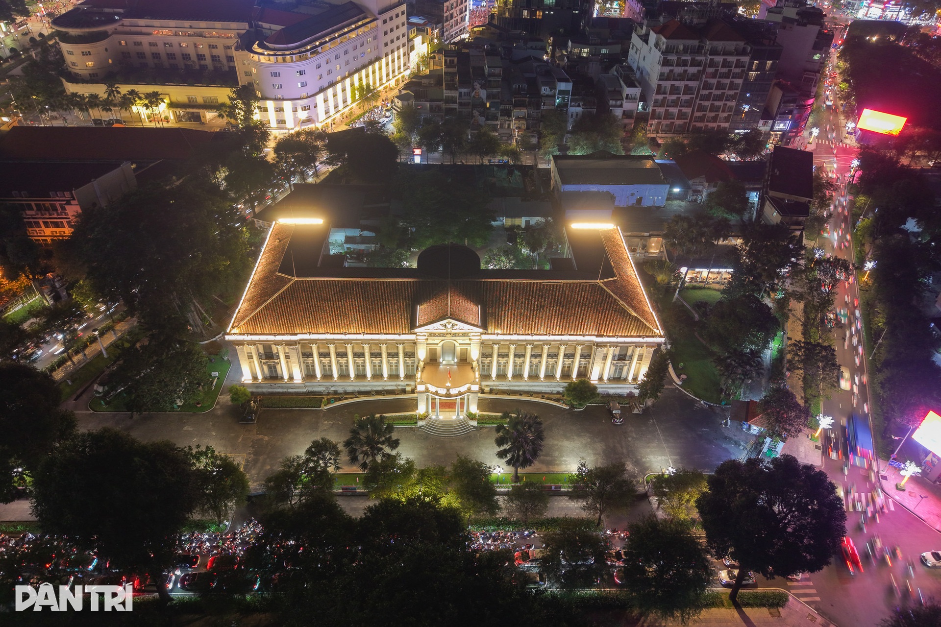 Sáu công trình kiến trúc ở TPHCM lung linh với hệ thống chiếu sáng 50 tỷ - 11 Sáu công trình kiến trúc ở TPHCM lung linh với hệ thống chiếu sáng 50 tỷ - 11