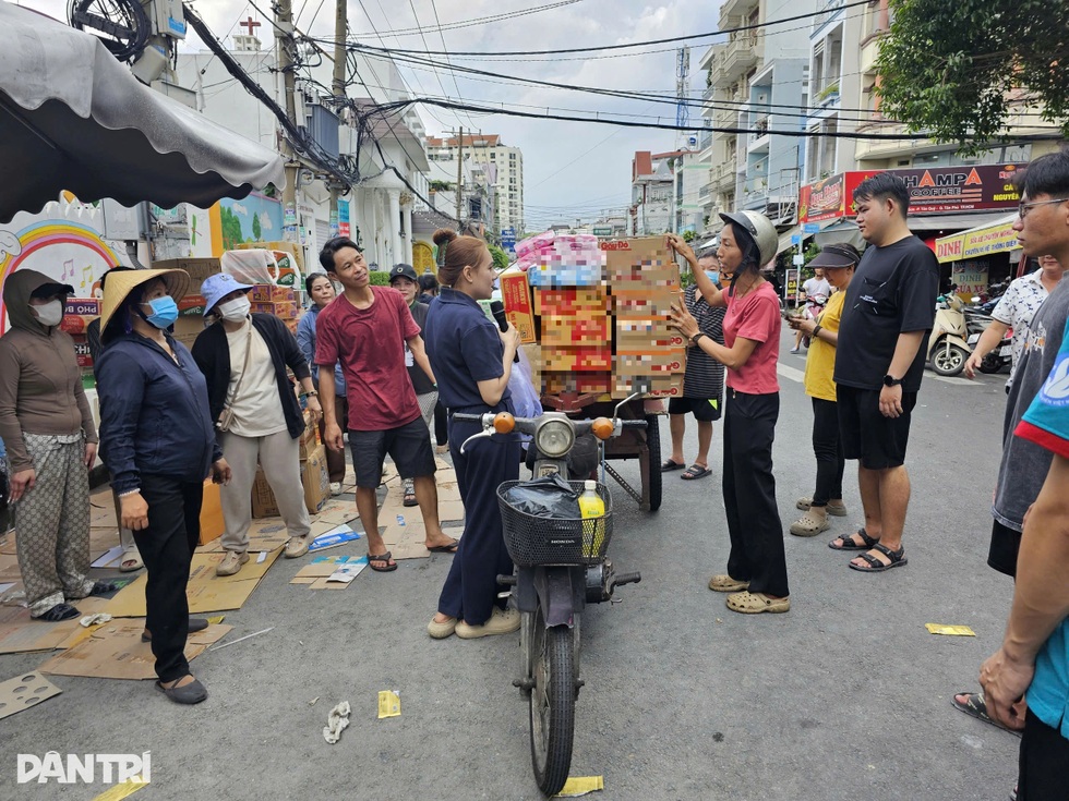 Người phụ nữ bán rau chở đầy ắp hàng cứu trợ gửi đồng bào miền Trung - 4 Người phụ nữ bán rau chở đầy ắp hàng cứu trợ gửi đồng bào miền Trung - 4