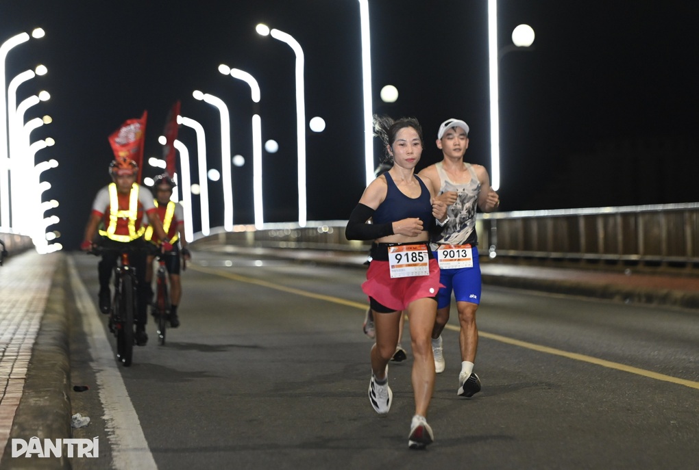 Nữ VĐV chạy chân đất vô địch 42km giải Quảng Trị International Marathon - 4