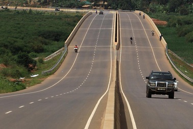 Uganda nợ chồng nợ vẫn vay tiền Trung Quốc xây đường cao tốc