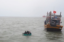 Tàu chìm, 1 ngư dân mất tích, 6 người lênh đênh trên biển