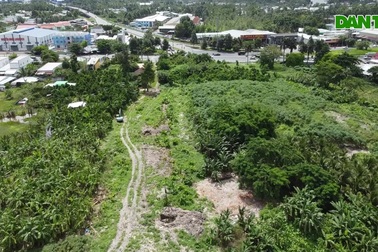 "Núi" rác cản cao tốc Cần Thơ - Cà Mau