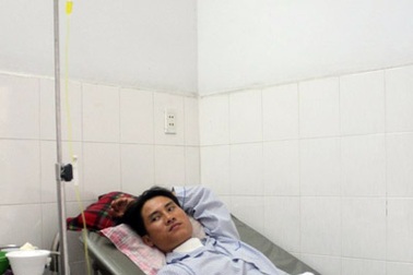 Khoảnh khắc hai phụ huynh bị “sát thủ” cắt cổ trước cổng trường tiểu học