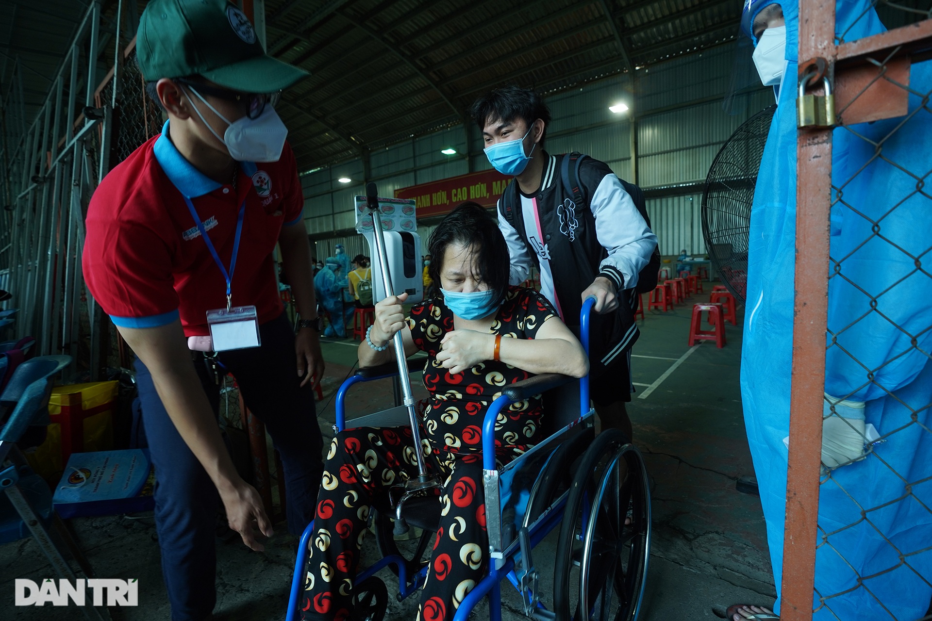 Người chưa đăng ký tạm trú ở TPHCM được tiêm vắc xin - 4 Người chưa đăng ký tạm trú ở TPHCM được tiêm vắc xin - 4