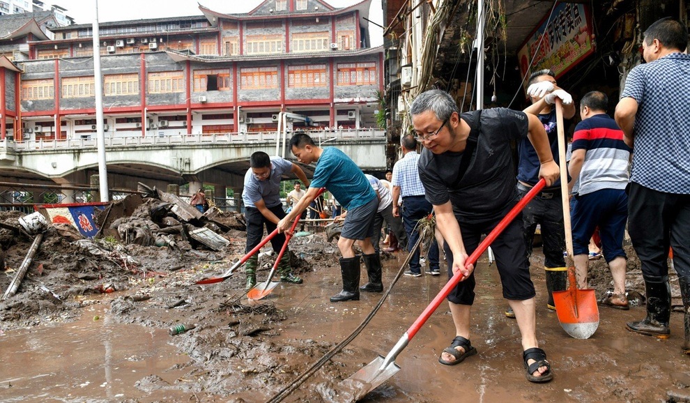 Lũ lụt cuốn phăng nhà cửa, cầu cống, Trung Quốc thiệt hại 27 triệu USD - 3 Lũ lụt cuốn phăng nhà cửa, cầu cống, Trung Quốc thiệt hại 27 triệu USD - 3
