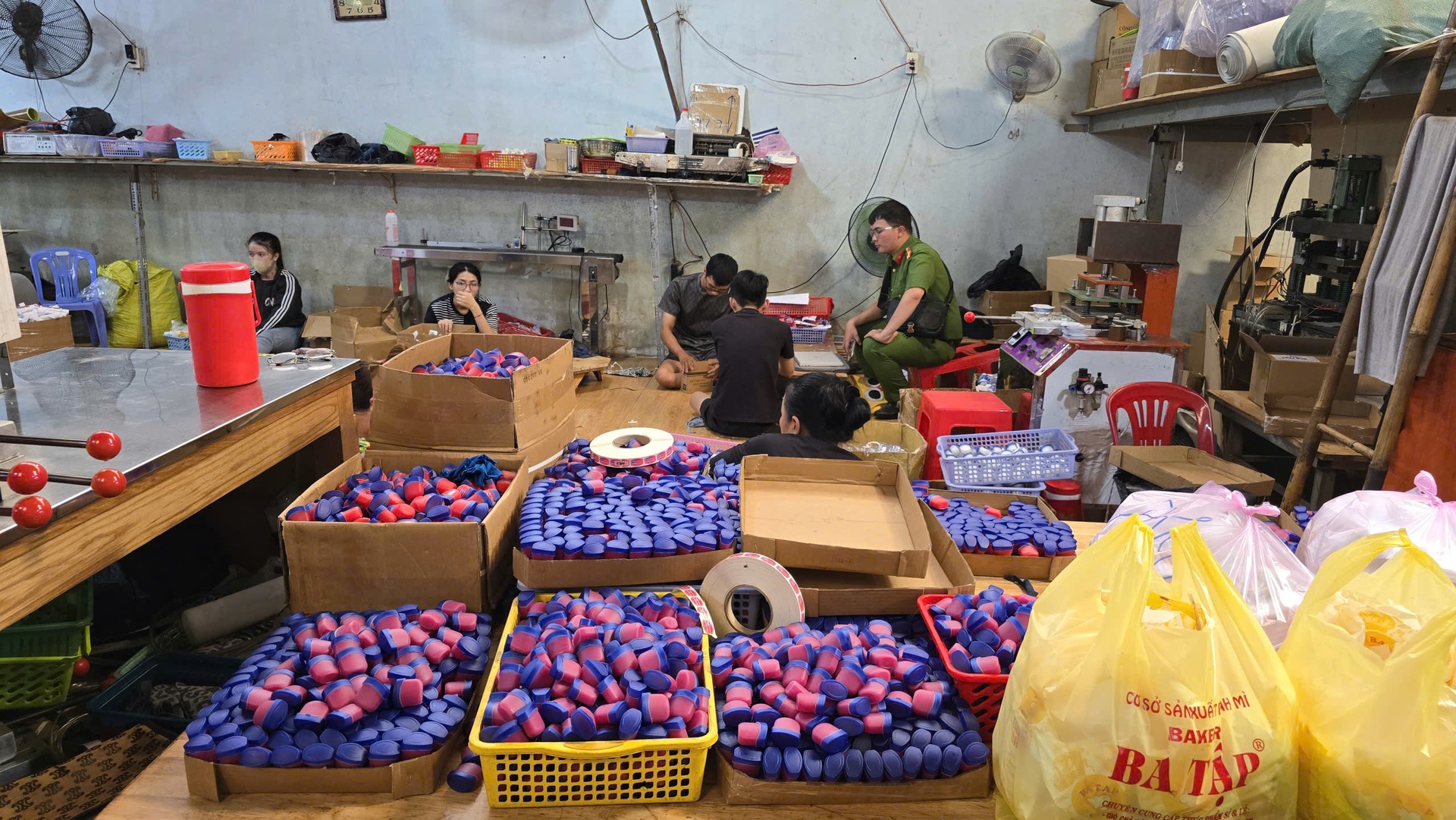 Phòng Cảnh sát kinh tế TPHCM quyết liệt tuyên chiến hàng giả - 6 Phòng Cảnh sát kinh tế TPHCM quyết liệt tuyên chiến hàng giả - 6