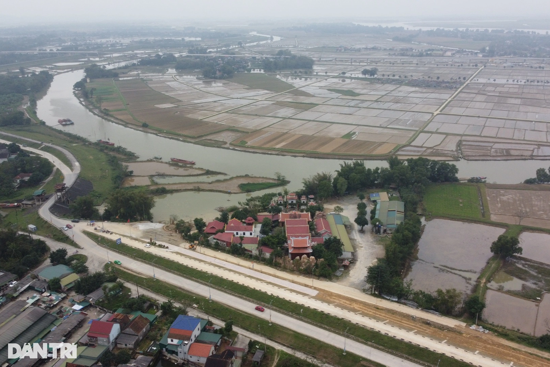 Sạt lở ăn sâu hơn 10m, ngôi đền thiêng nổi tiếng Hà Tĩnh dừng mọi hoạt động - 12 Sạt lở ăn sâu hơn 10m, ngôi đền thiêng nổi tiếng Hà Tĩnh dừng mọi hoạt động - 12