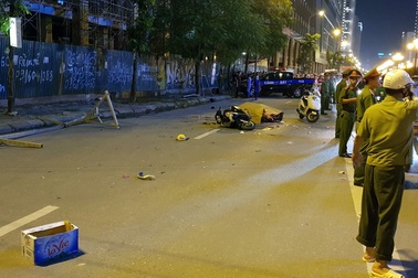 Hà Nội: Khung sắt từ cao ốc rơi xuống đường, một phụ nữ tử vong