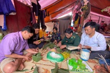 Tết đặc biệt nơi lán tạm của người dân vùng sạt lở đất