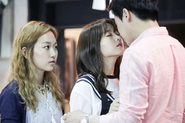 Cô bạn thân của chồng hay can thiệp vào... chuyện "thân mật" giữa chúng tôi