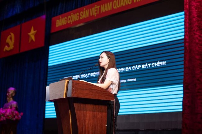 Bà Hoàng Thị Thu Trang – Đại diện Ủy ban Cạnh tranh Quốc gia - Bộ Công thương trình bày tại hội thảo.