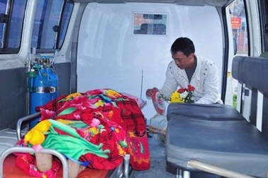 Bệnh nhân tử vong trên xe cấp cứu, y tá không phản ứng gì