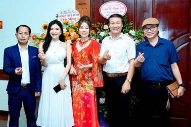 NTK Thoa Trần bùng nổ với Fashion show "Bông hồng vàng"