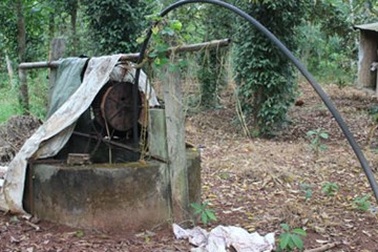 Mẹ 8X ném con xuống giếng vì hóa điên?