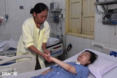 Mẹ nghèo kiệt quệ, khóc lặng bên con gái 3 lần mổ não