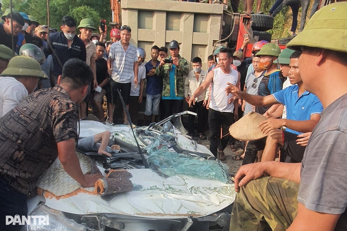 Xe tải bị lật đè bẹp ô tô con, 3 người tử vong - 3 Xe tải bị lật đè bẹp ô tô con, 3 người tử vong - 3