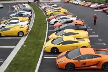 “No mắt” trước bãi đậu xe Lamborghini