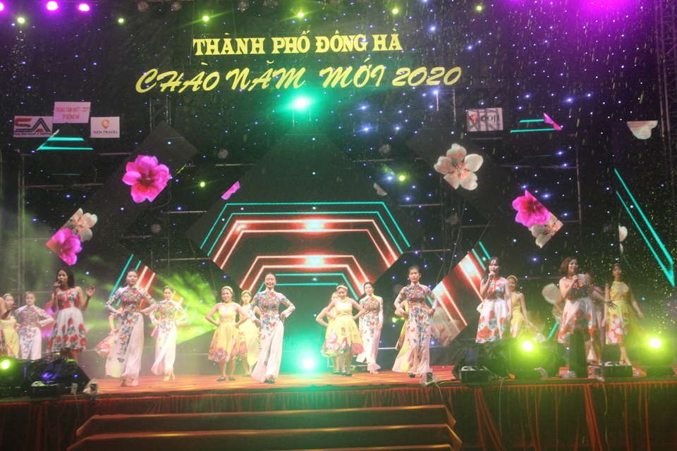 Biển người hân hoan chào năm mới 2020 - 80 Biển người hân hoan chào năm mới 2020 - 80
