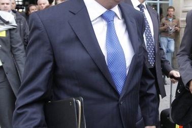 Bộ trưởng Quốc phòng Anh từ chức... vì bạn